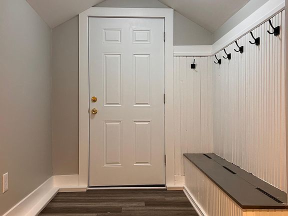 Front entryway with storage bench