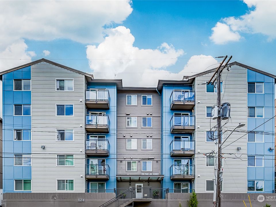 Parc on Summit is one of the best locations on Cap Hill. One of the largest 1 bedrooms in the complex on an upper floor>