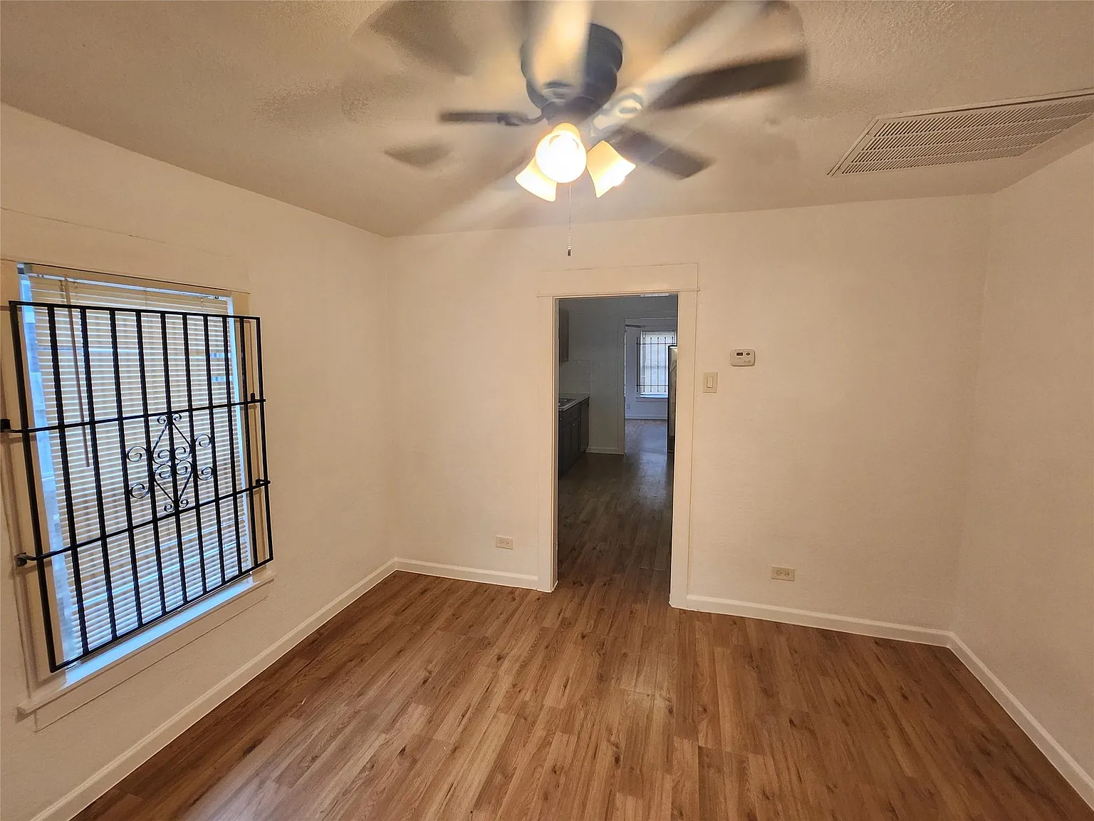 3 bed, 1.0 bath, 984 sqft, $1,350 — Photo 2