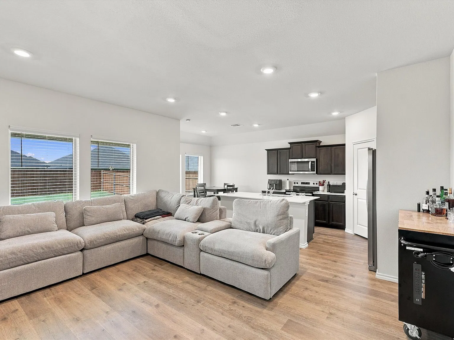 3 bed, 1294 sqft, $1,950 — Photo 2