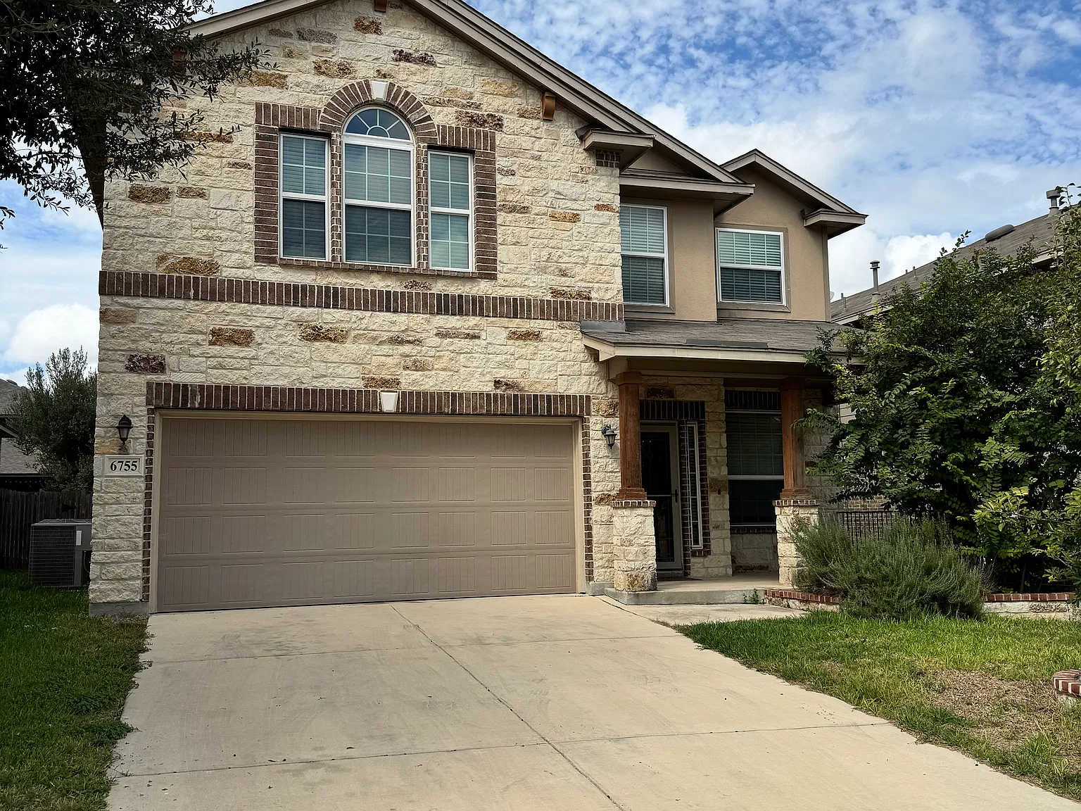 4 bed, 2.5 bath, 2710 sqft, $2,050 — Photo 2