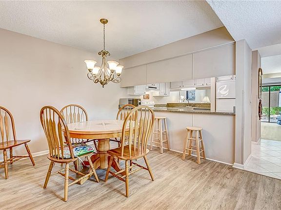 4th image of 11 Zachary Ct