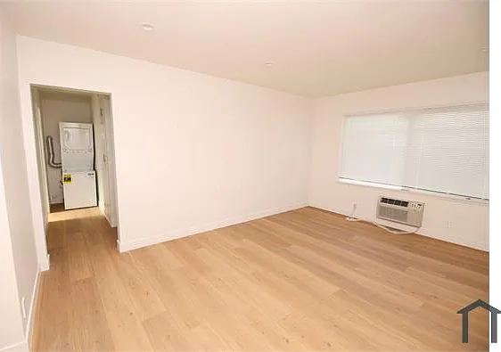14115 Gilmore St #6 — Photo 13