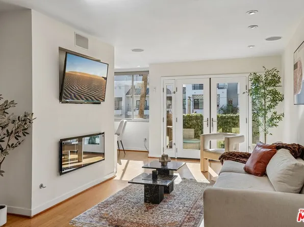 1124 N La Cienega Blvd APT 301, West Hollywood, CA 90069