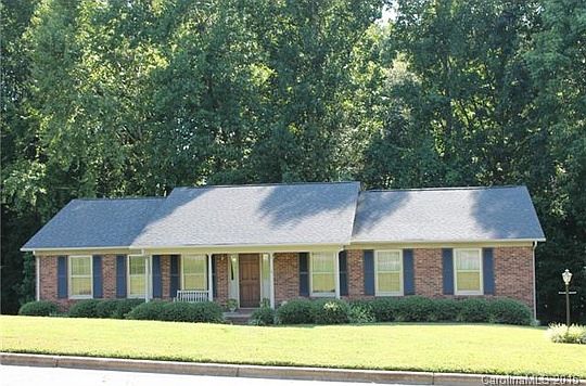 3rd image of 2471 Stradford Dr