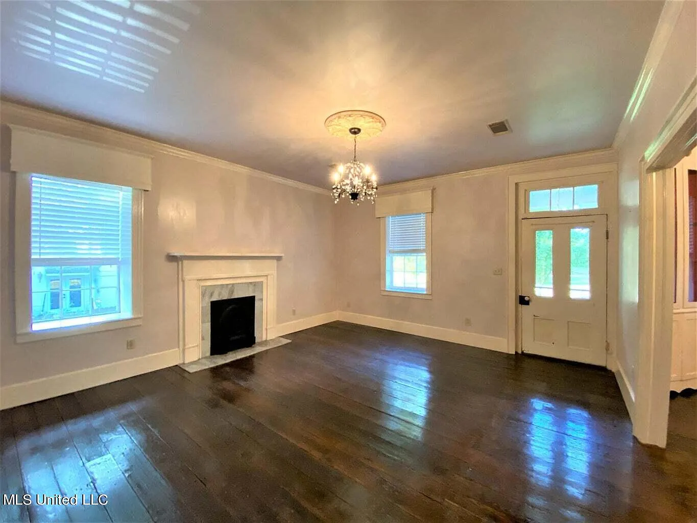 3 bed, 3.0 bath, 2243 sqft, $1,650 — Photo 2
