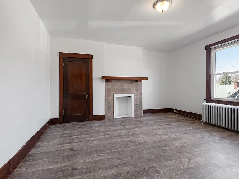 326 Anthony St — Photo 17