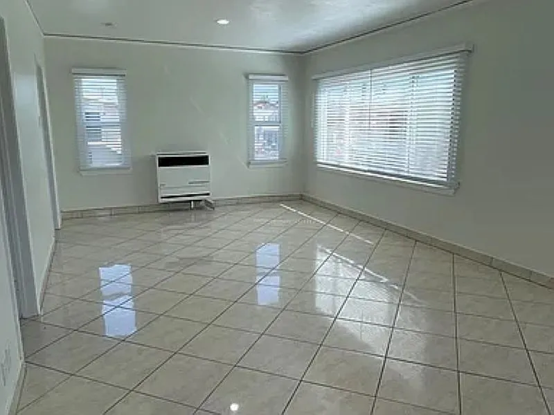 323 W 17th St