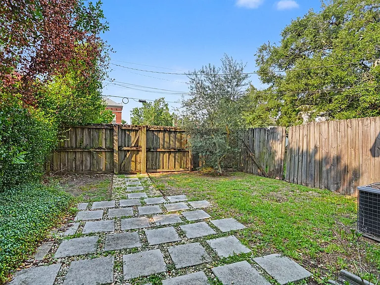 121 W Duffy St — Photo 36