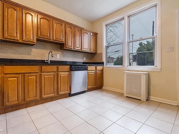 2nd image of 888 Summit Ave #1
