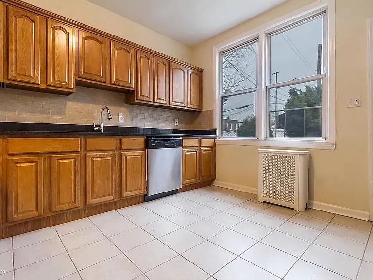 888 Summit Ave #1 — Photo 2
