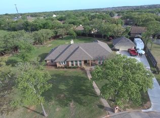 706 Shady Creek Dr, Kennedale, TX 76060