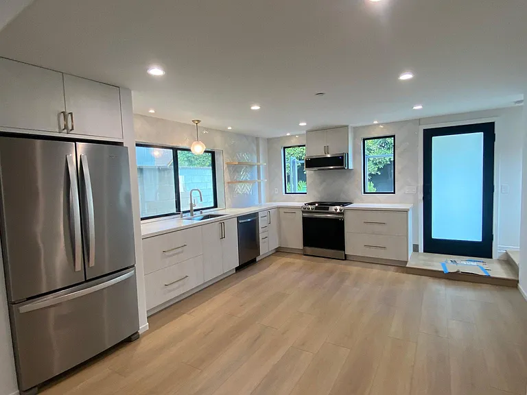 2610 S Barrington Ave — Photo 5