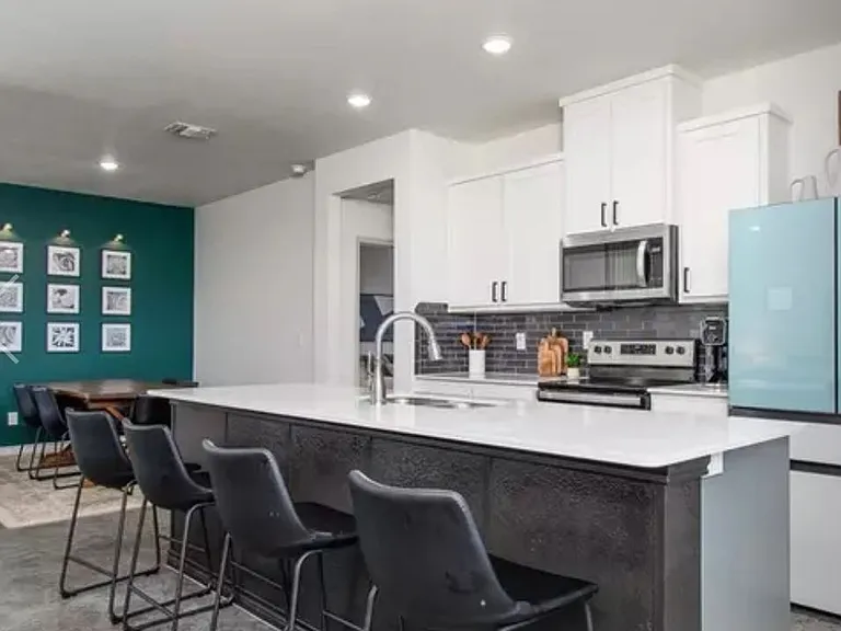 810 Freedom Cir — Photo 5