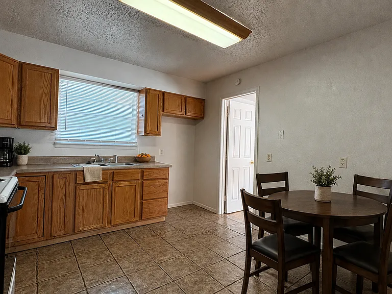 1512 Brookdale Dr — Photo 3