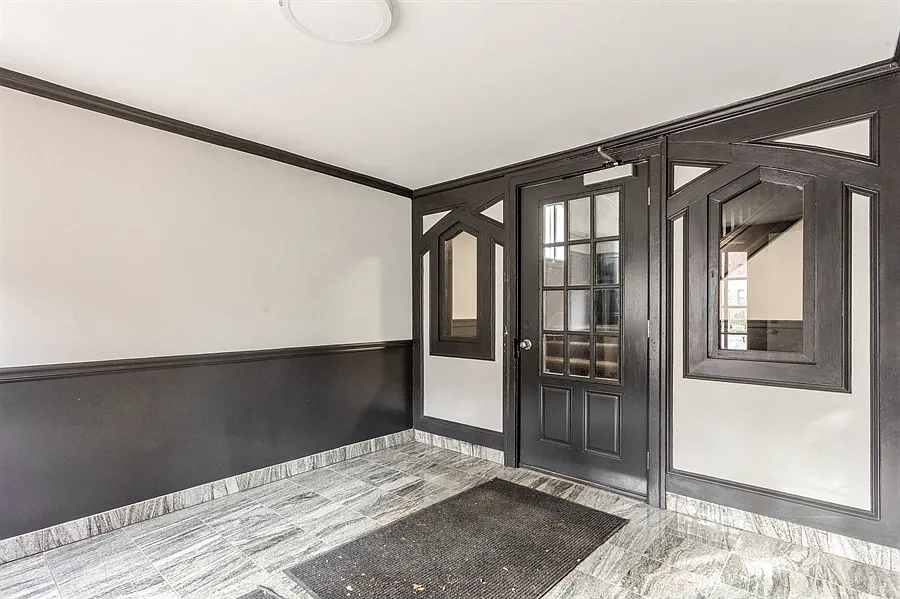 1209 E Madison Park/1210 E Hyde Park Blvd