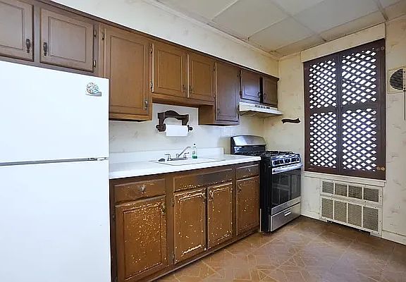 5th image of 2049 E 38th St