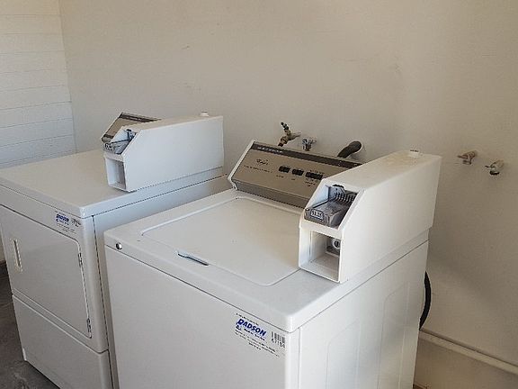 3rd image of 1040 E Fairmount Ave APT 05