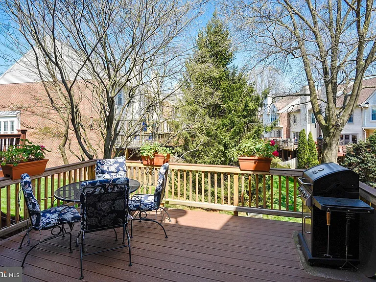 11906 Matthews Ct — Photo 12