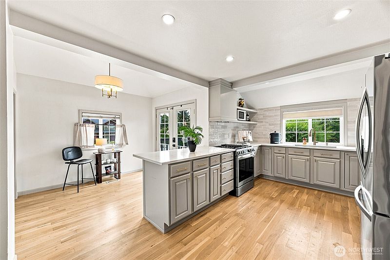 3rd image of 2803 9th Street SW