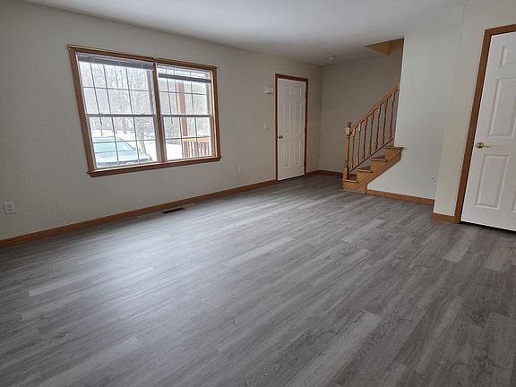 4th image of 11 Locust Ln #11