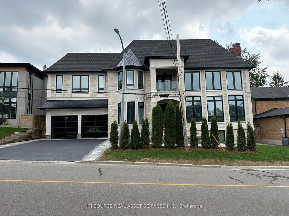 211 Kennedy St W