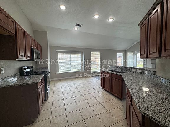 5th image of 924 Marist Dr