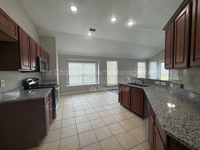 924 Marist Dr — Photo 5
