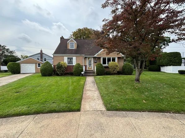 166 Evans Street, New Hyde Park, NY 11040