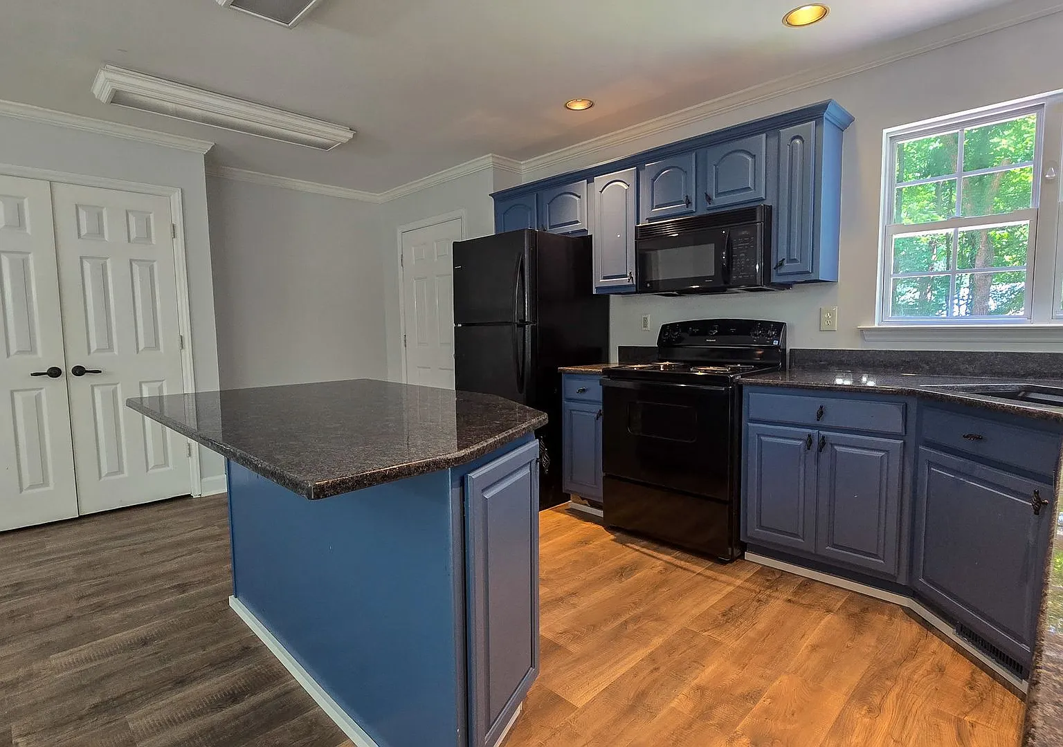 5607 Whispering Pines Drive — Photo 4