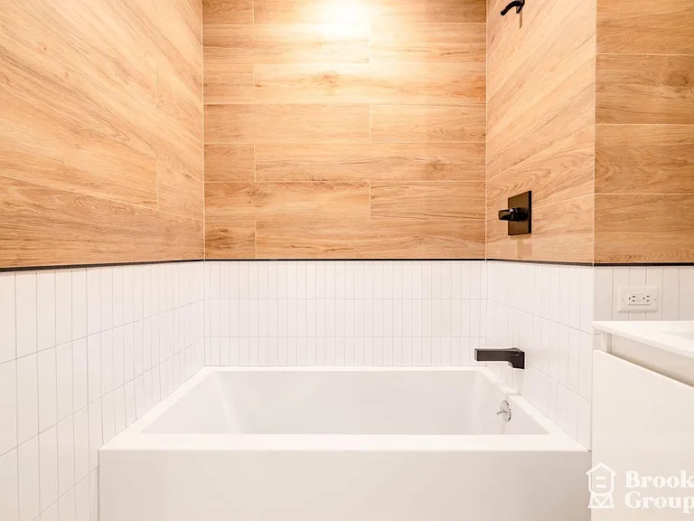 1711 Hancock St #410 — Photo 7