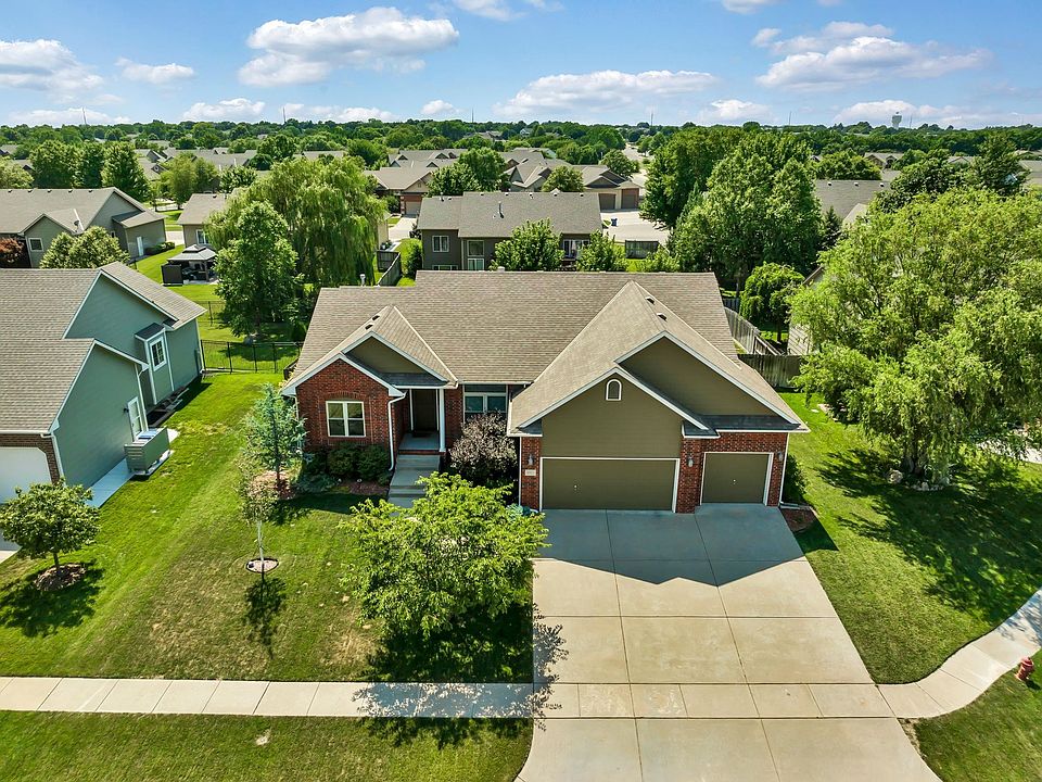 1st image of 1027 N Beau Jardin Cir