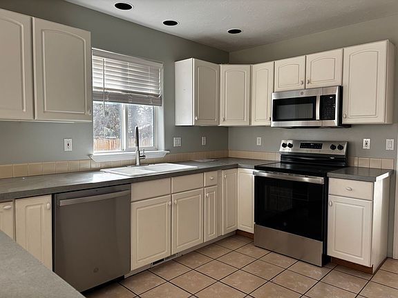 2nd image of 2040 NW Harriman St