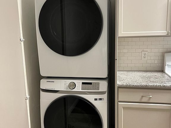 5th image of 522 N Jackson St APT 202