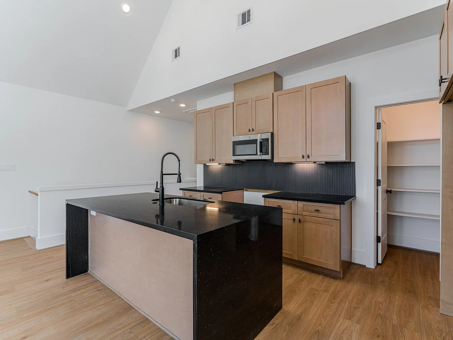 3 bed, 2.5 bath, 1892 sqft, $2,400 — Photo 3