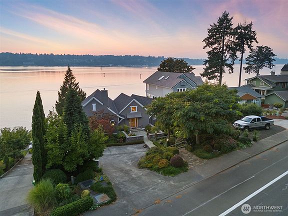 3rd image of 1907 East Bay Drive NE