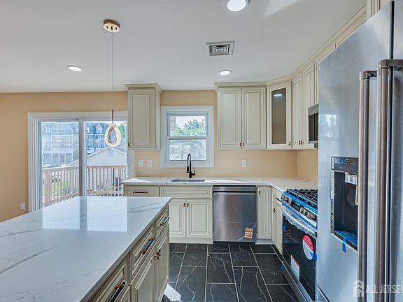 5th image of 134 Frank St
