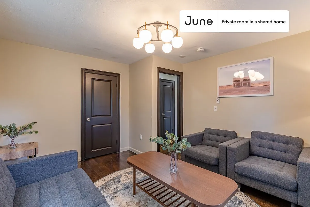 Queen bedroom in 6 bed/4 bath home in Brighton #207 A — Photo 4