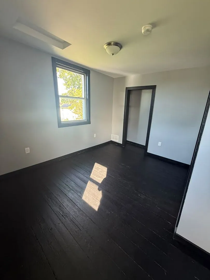4 bedrooms 2 baths — Photo 1