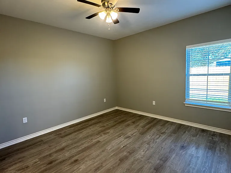 572 Ivy Ln — Photo 8