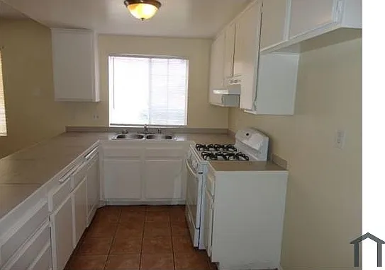 3 bed, 1150 sqft, $2,640 — Photo 3