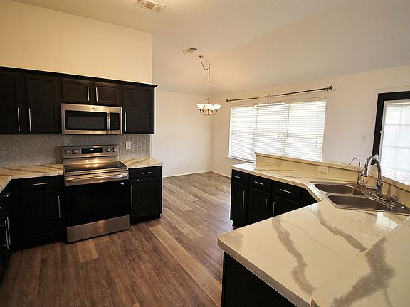 4th image of 909 Meadowbrook Ln