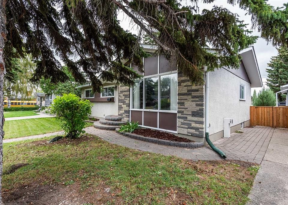 1st image of 23 N Arbour Cres SE
