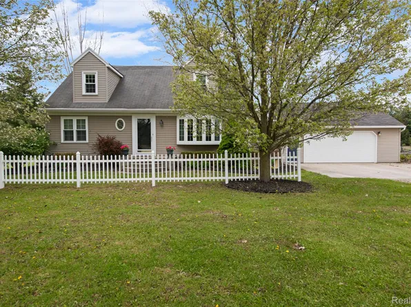 2209 Berville Rd, Allenton, MI 48002
