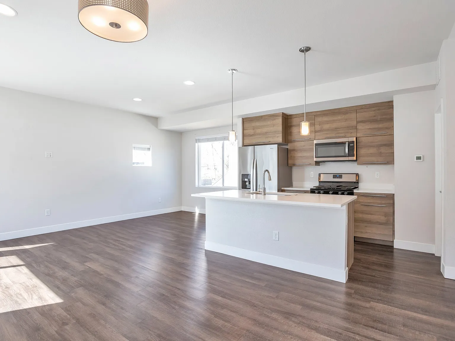 3 bed, 3.5 bath, 1418 sqft, $2,600 — Photo 4