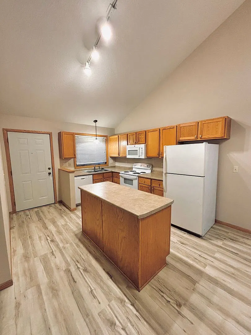 1040/1044 4th St SE, Forest Lake, MN 55129 (duplex) — Photo 4