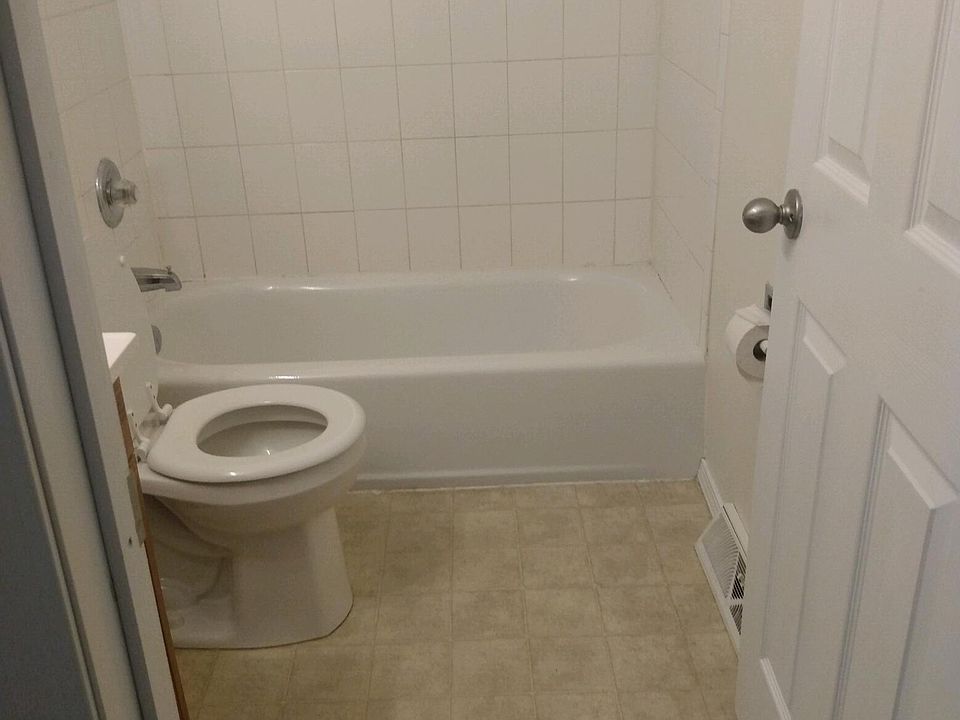 Bathroom has shower/bathtub.