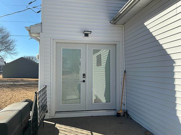 3rd image of 513 W 12th St