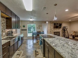 211 Summit Dr, Conroe, TX 77303