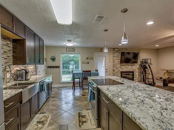 211 Summit Dr, Conroe, TX 77303